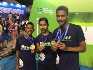 Equipe de Badminton mostrando as medalhas